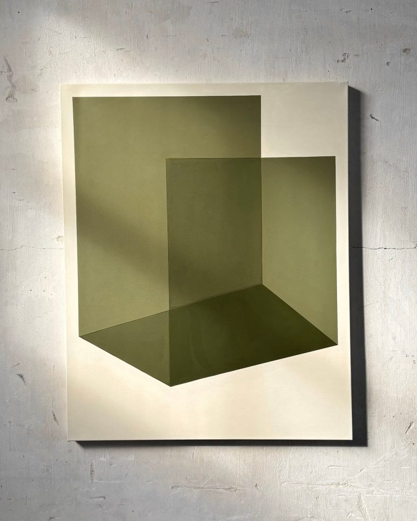 Geometrisch-abstraktes Gemälde in Grüntönen mit überlagernden, transparent wirkenden Flächen auf Leinwand.