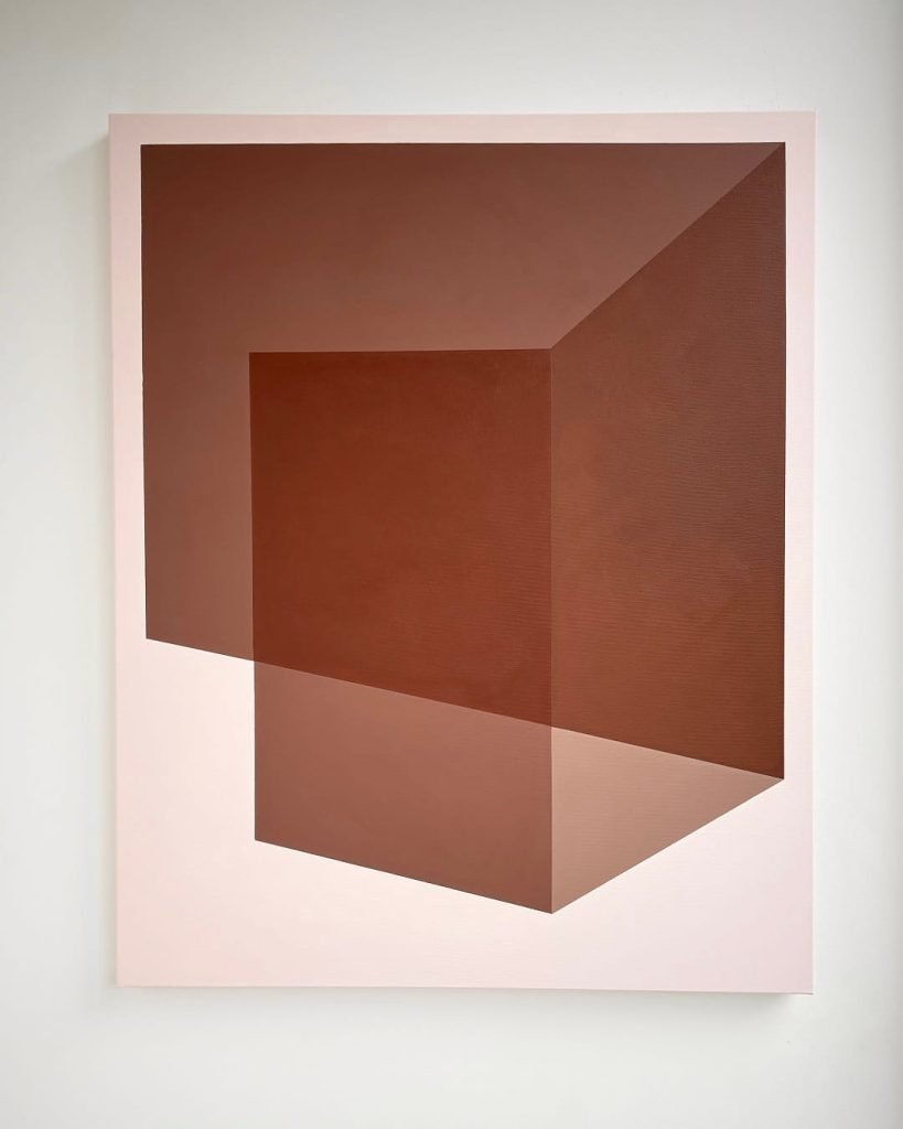 Geometrisch-abstraktes Gemälde in warmen Rot- und Brauntönen mit überlagernden, transparent wirkenden Flächen.