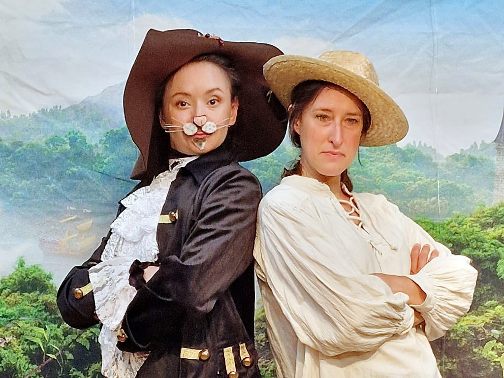 Schauspielerinnen in Kostümen aus „Der gestiefelte Kater“