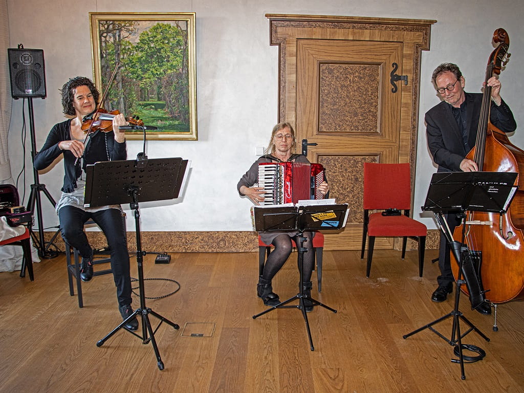 Ensemble Musica Est Ovest mit Violine, Akkordeon und Kontrabass beim Konzert auf Schloss Filseck