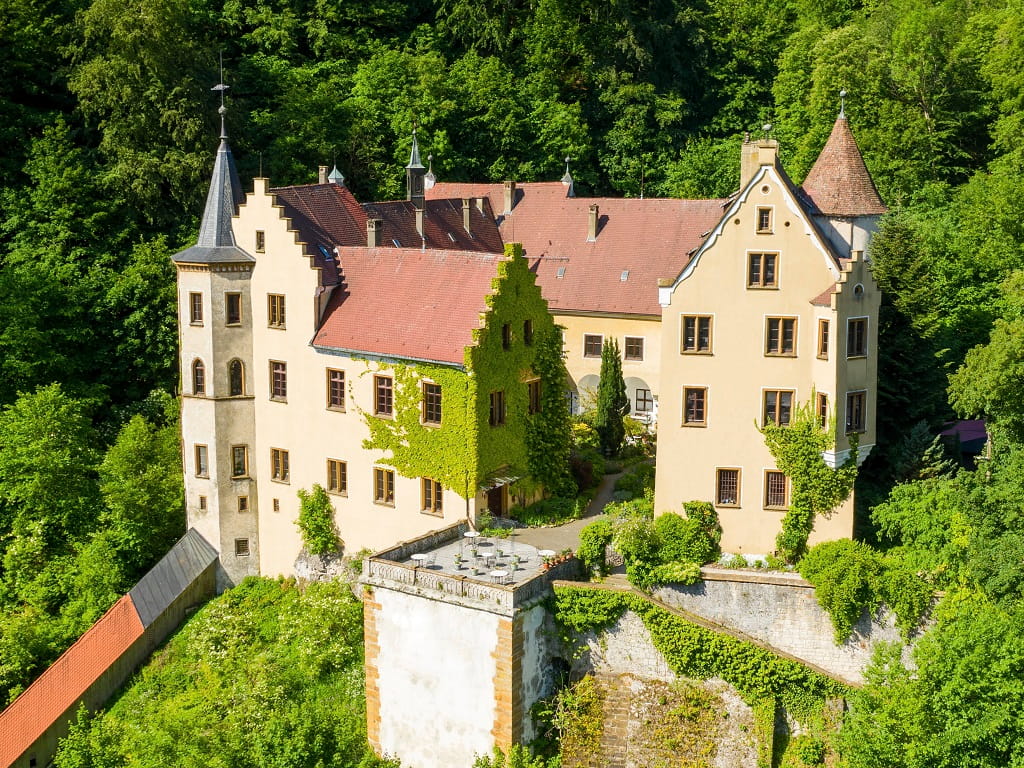 Schloss Weißenstein auf der Schwäbischen Alb mit Blick auf Terrasse und Schlossgarten, Veranstaltungsort von Kages Mikrowelten Schloss Weißenstein
