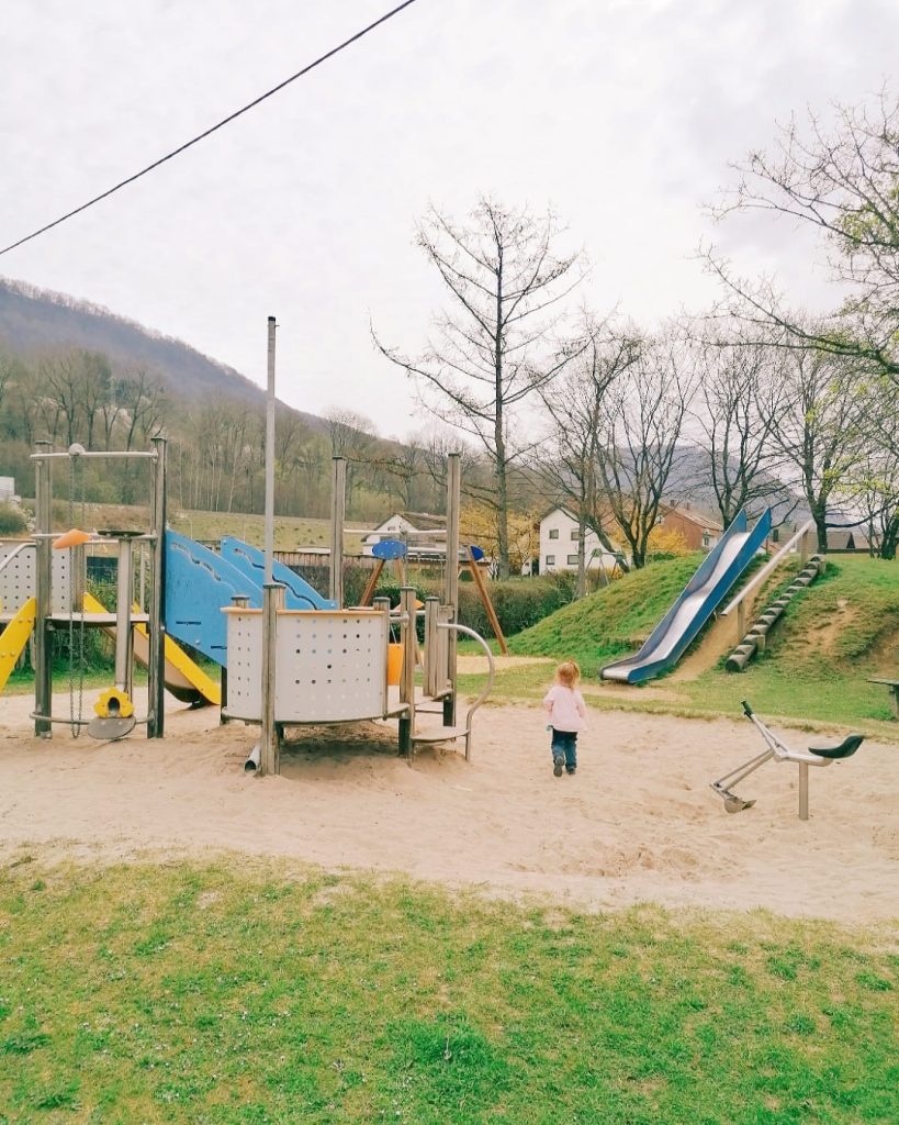 Spielplatz-Tour Göppingen: Spielplatz im Ebereschenweg in Gingen mit Rutsche, Klettergerüst und Sandfläche