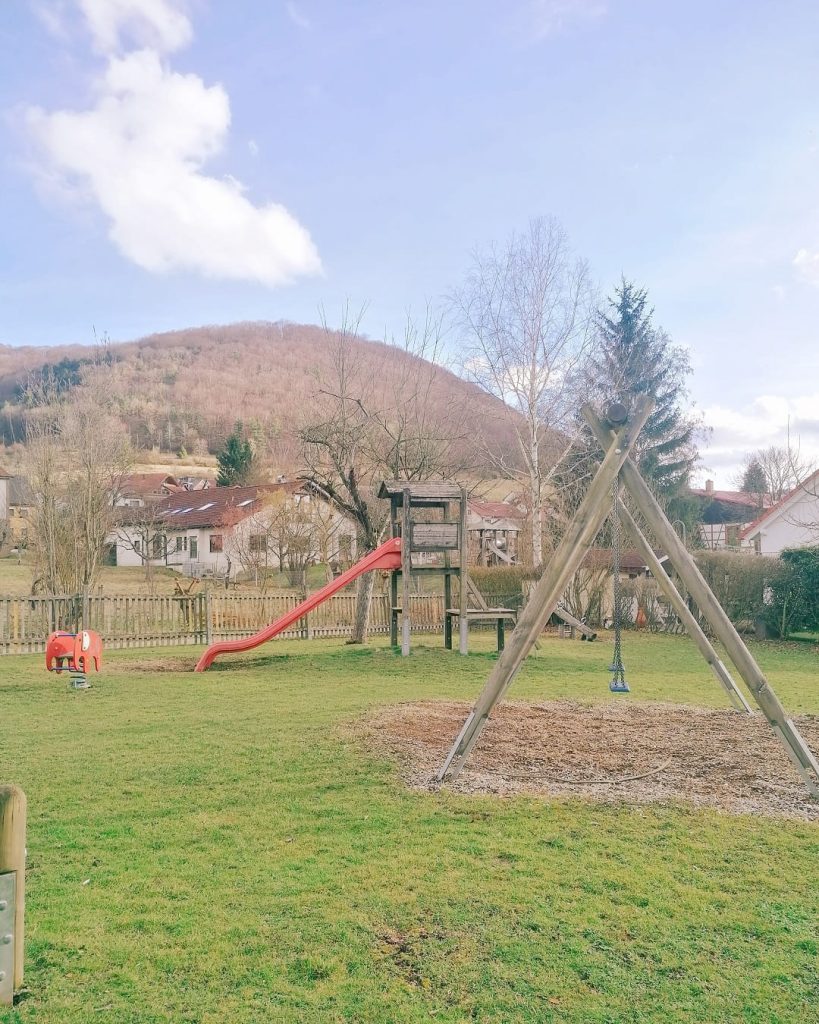 Spielplatz-Tour Göppingen: Spielplatz Am Talbach in Bad Überkingen mit Schaukel, Rutsche und Kletterturm auf ruhiger Wiese