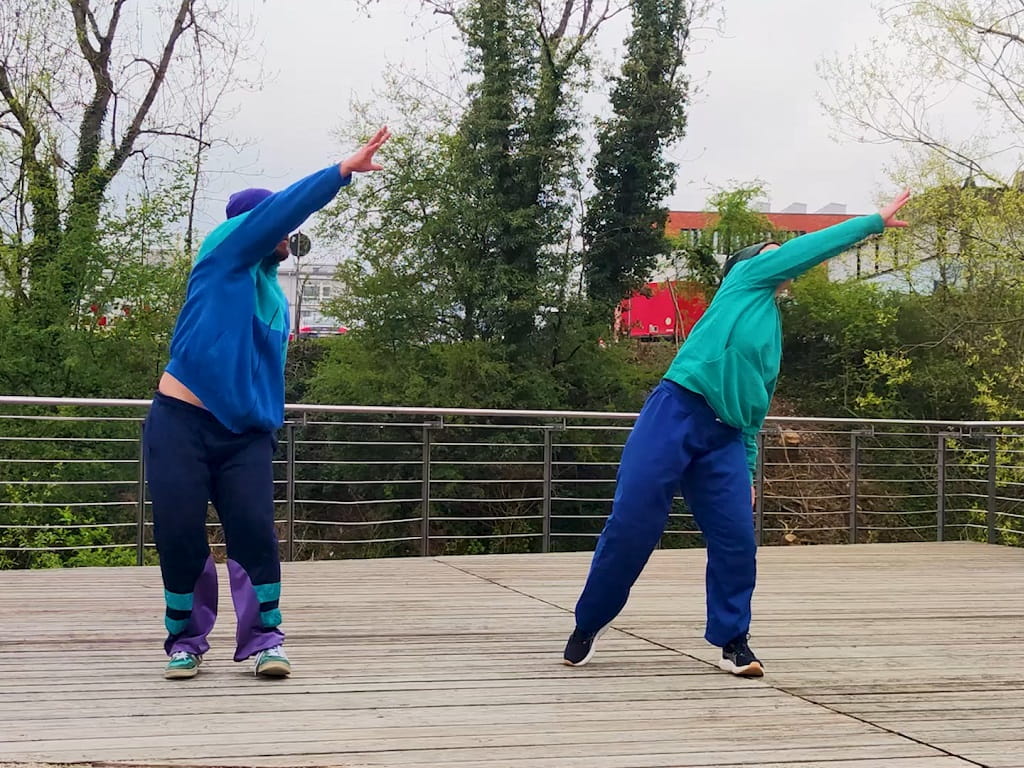 TANZ-LAND-FLUSS im Filstal: Zwei Tänzer führen eine Choreografie im Freien auf einer Holzplattform auf