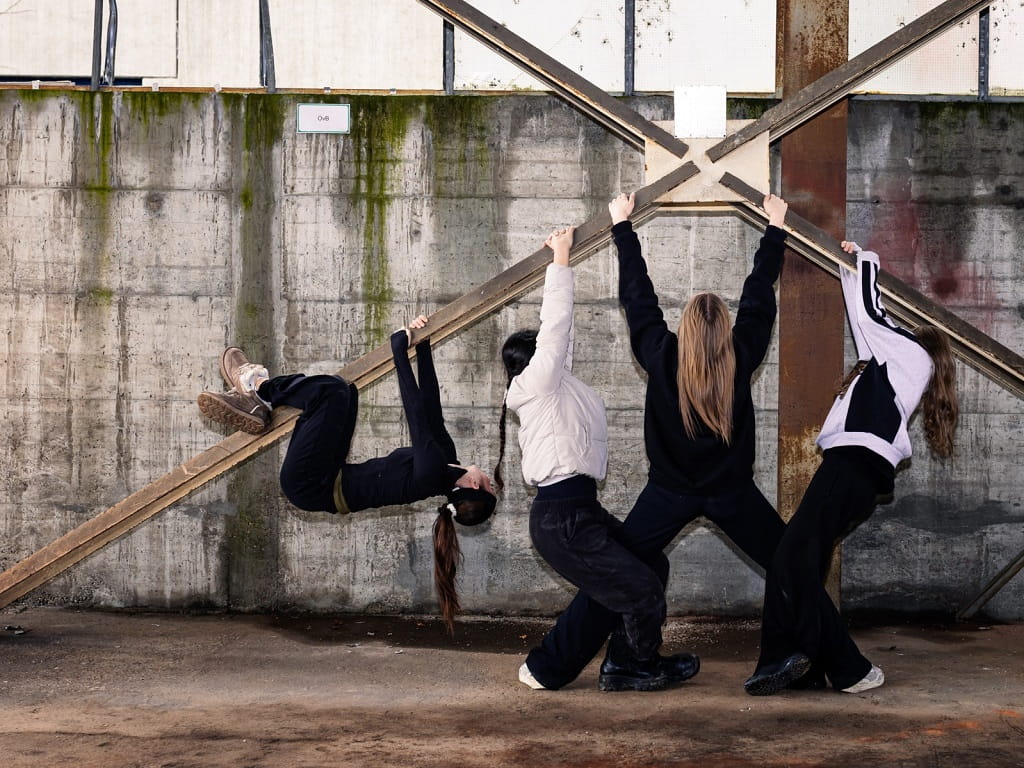TANZ-LAND-FLUSS im Filstal: Tanzgruppe des TANZKRAFTWERK Göppingen performt im Boehringer-Areal an einer Industrie-Konstruktion