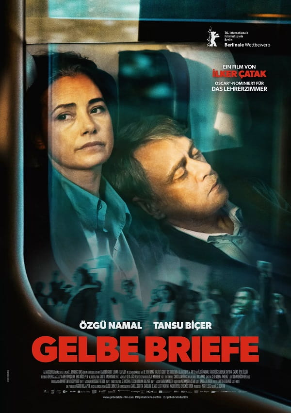 Filmplakat zu ‚Gelbe Briefe‘ im Kino Klub K3 Göppingen: Eine Frau und ein schlafender Mann sitzen in einem Zug oder Bus. Der Titel steht unten in roten Buchstaben.
