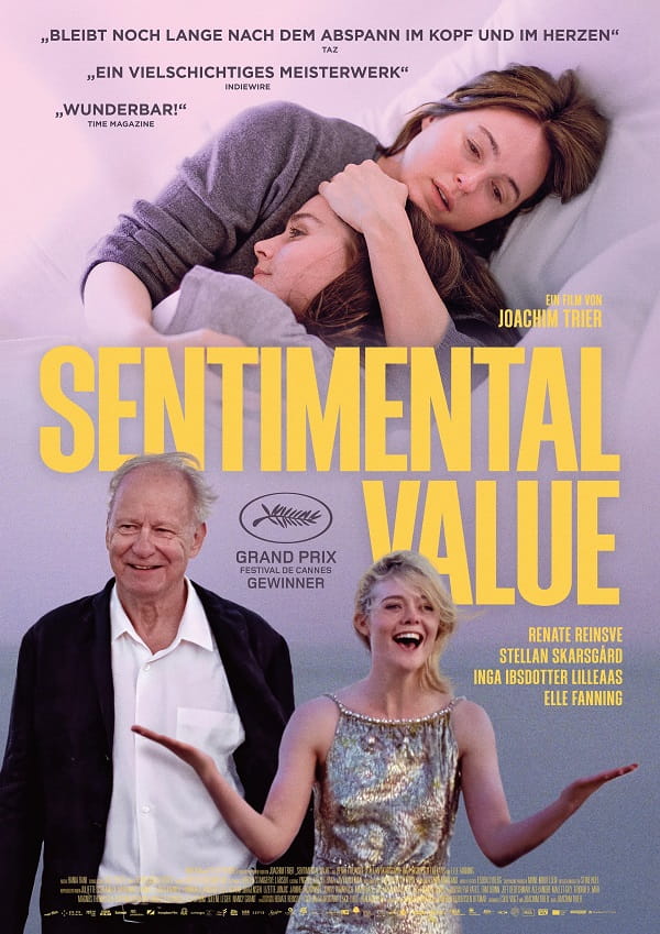 Filmplakat zu ‚Sentimental Value‘: Oben liegen zwei Frauen eng umschlungen auf einem Bett, unten stehen ein älterer Mann und eine lachende blonde Frau nebeneinander. Der Titel steht groß in gelben Buchstaben.