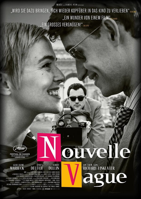 Filmplakat zu ‚Nouvelle Vague‘: Eine Frau und ein Mann lächeln sich in Schwarz-Weißaufnahme nah an, im Hintergrund steht ein Kameramann. Der Titel ist in großen pinken und gelben Buchstaben gestaltet.