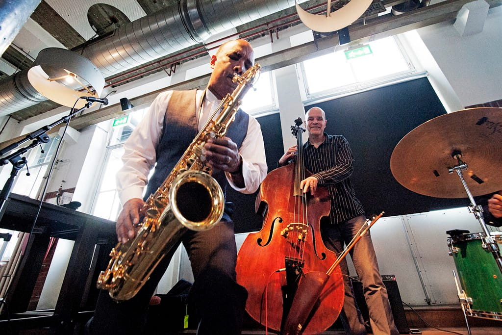 Saxophonist Don Braden bei einem Konzertauftritt mit Kontrabassist auf der Bühne.