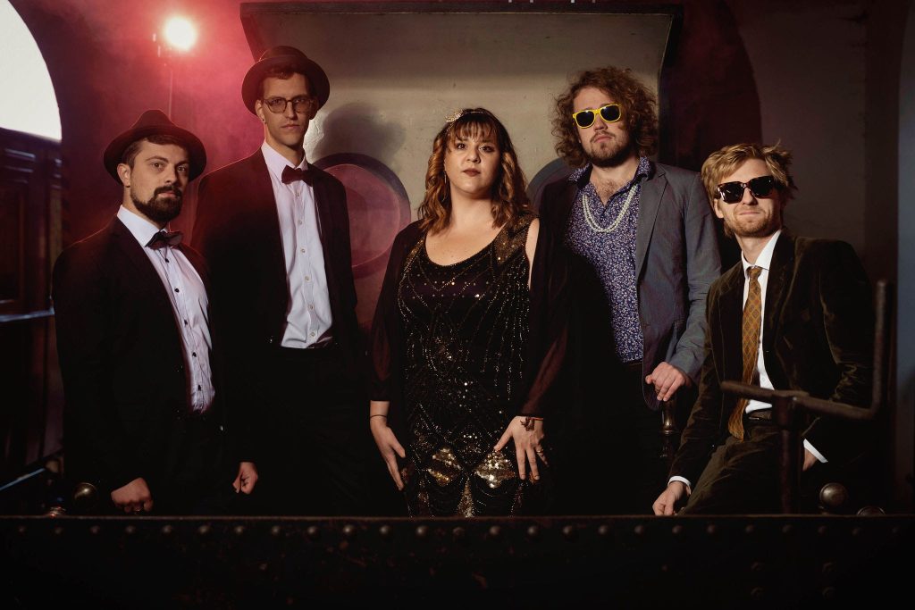 Die Swingband Square City Stompers mit Sängerin Seyda Sibel bei einem Gruppenfoto.