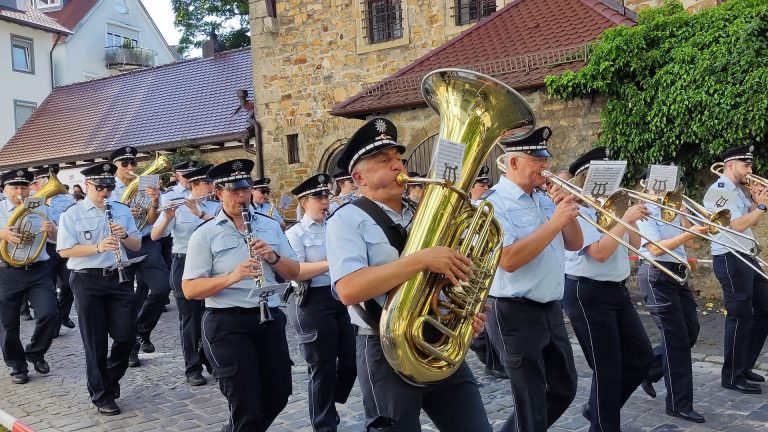 Eine Blasmusikgruppe zieht beim Göppinger Maientag mit Blechblasinstrumenten und Klarinetten durch die Innenstadt.