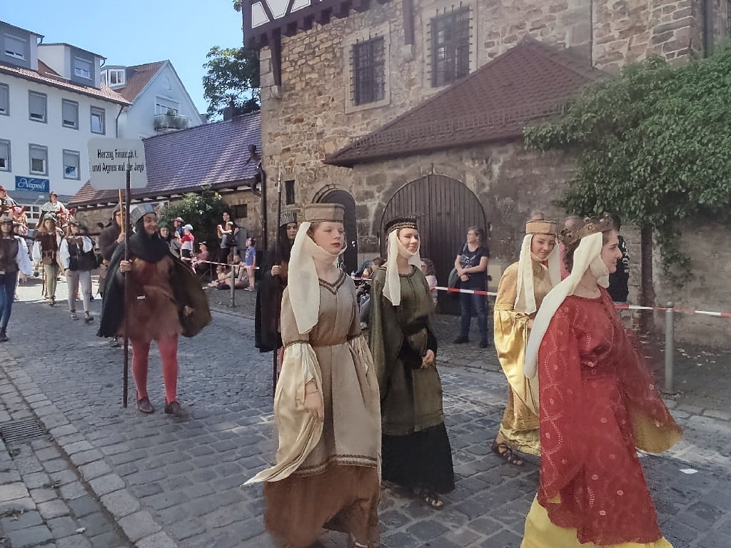 Teilnehmende in historischen Gewändern ziehen beim Göppinger Maientag durch die Innenstadt.