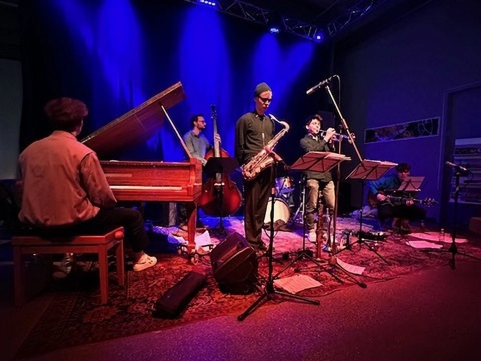 Musiker der Jazz-iG bei einer Session im ehemaligen Tresor im Göppinger Weber Park unter blauem Bühnenlicht.