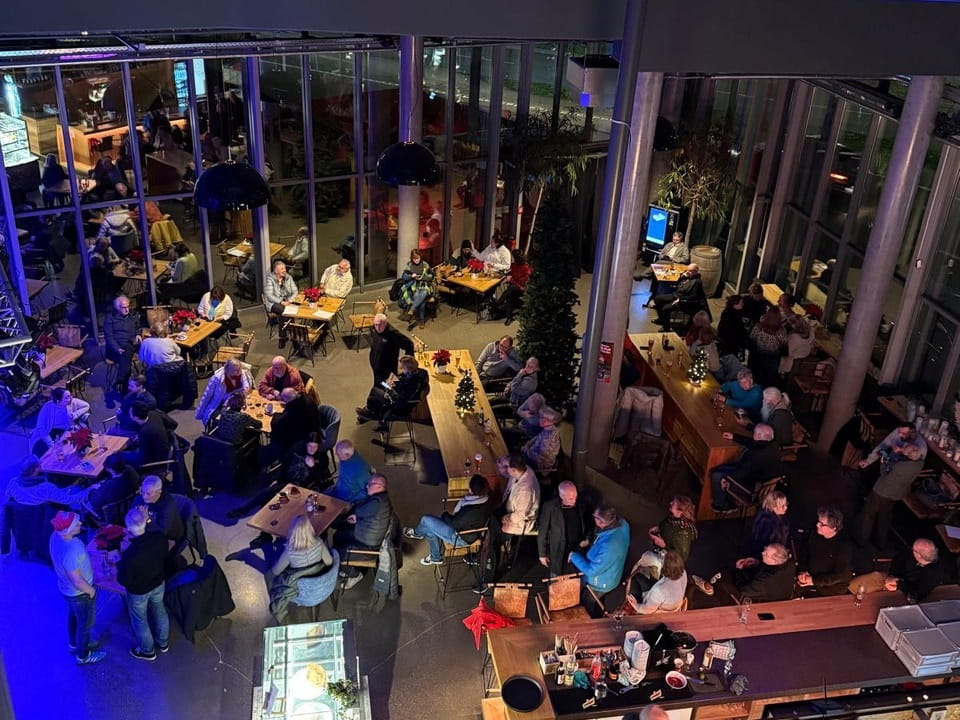 Besucherinnen und Besucher beim Weihnachtsjam der Jazz-iG im ehemaligen Tresor in Göppingen.
