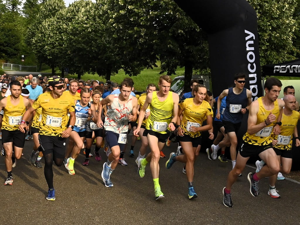 Läuferinnen und Läufer starten beim 10-km-Lauf des Sommernachtslaufs in Rechberghausen, einem Programmpunkt der FerienKultur 2026.