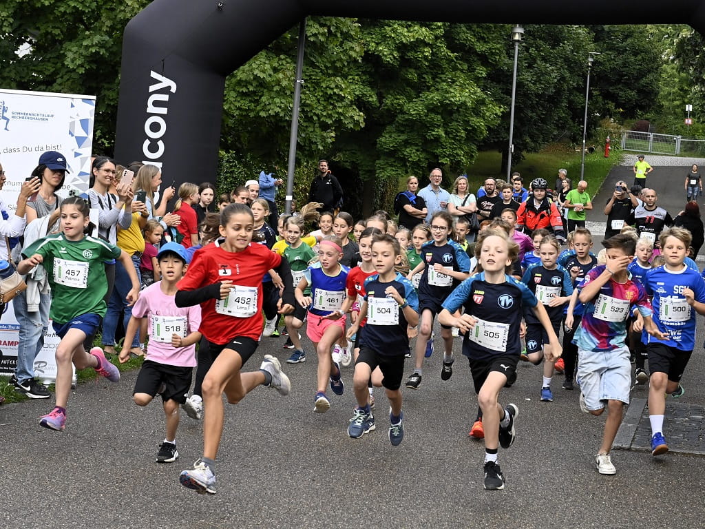 Kinder starten beim Schülerlauf des Sommernachtslaufs in Rechberghausen vor Publikum.