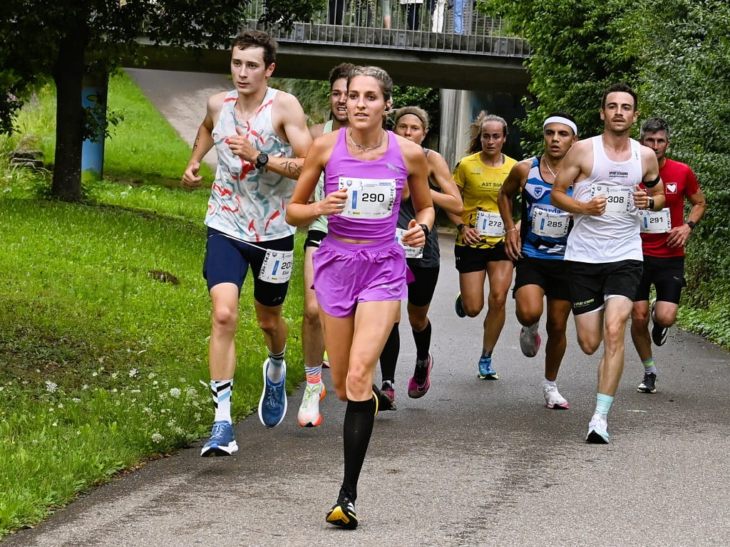 Läuferinnen und Läufer beim Sommernachtslauf der FerienKultur Rechberghausen 2026 auf der Laufstrecke.