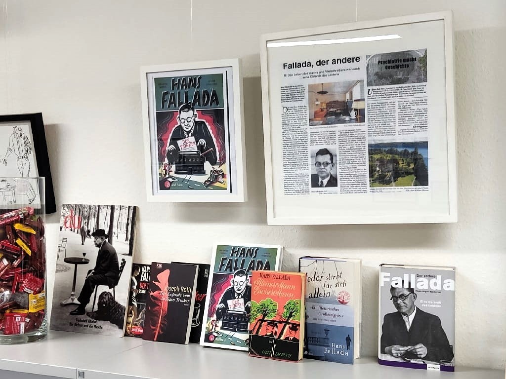 Fallada-Bereich der Ausstellung „Sucht & Kunst“ im MuSeele mit Büchern und Texten zu Hans Fallada.