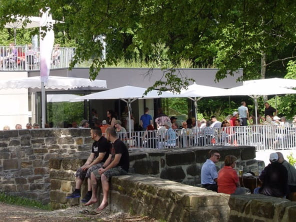 Gäste sitzen auf der Terrasse der Berggaststätte „himmel&erde“ auf dem Hohenstaufen.