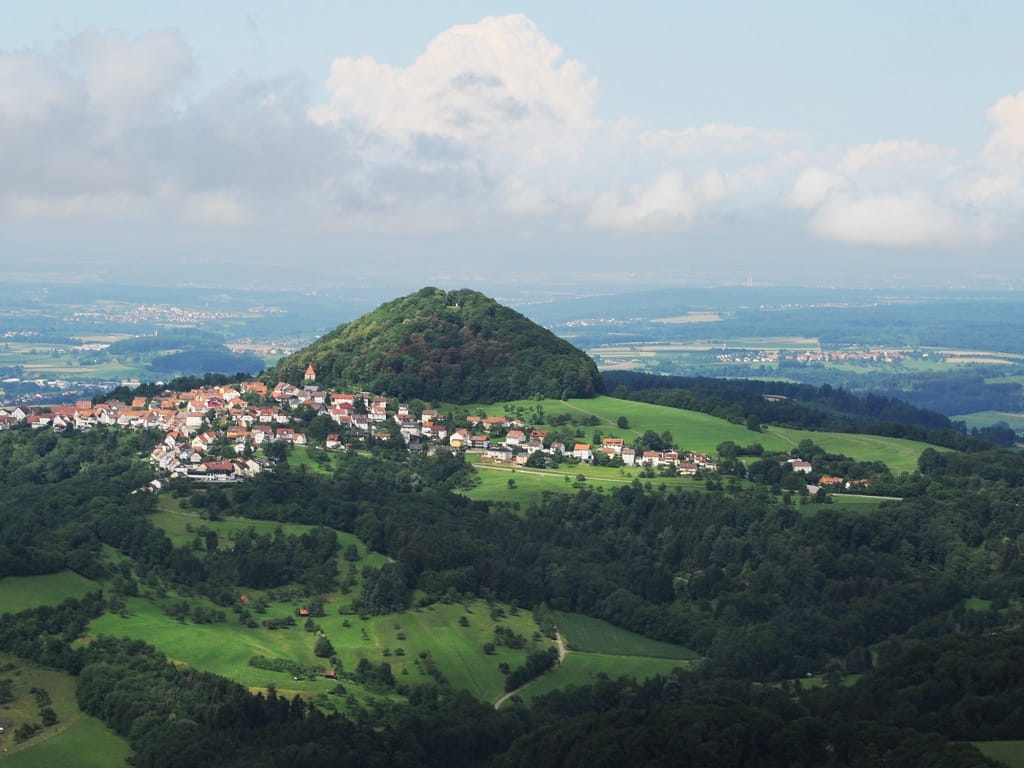 Blick auf den Hohenstaufen und das umliegende Stauferland mit Wiesen, Wäldern und Ortschaften.