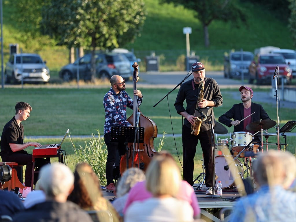 Jazzband mit Piano, Kontrabass, Saxophon und Schlagzeug bei Jazz im Park im Landschaftspark Grüne Mitte in Rechberghausen.