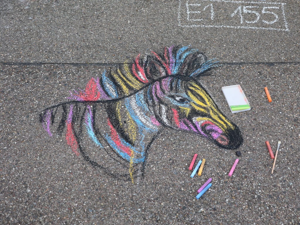 Bunte Kreidezeichnung eines Zebras auf Asphalt bei der KreideZeit zur FerienKultur Rechberghausen 2026.