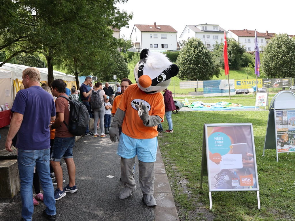 Maskottchen Max der DAKs beim Familientag im Landschaftspark Grüne Mitte in Rechberghausen.