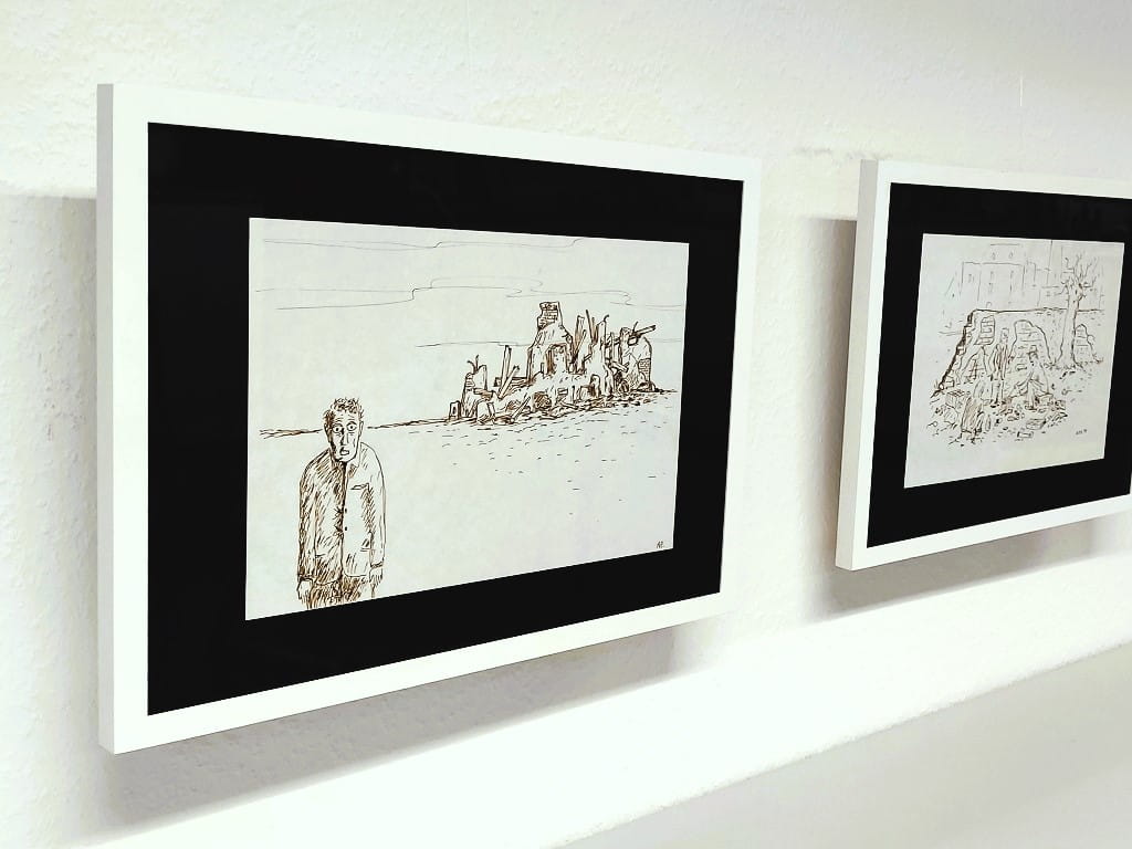 Gerahmte Zeichnungen von J. K. Davidenko an einer Ausstellungswand im MuSeele DANEBEN.
