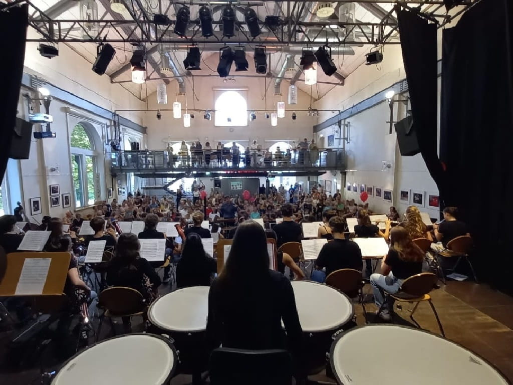 Blick von der Bühne auf das Göppinger Jugendsinfonieorchester und das Publikum beim Kinderkonzert im Alten E-Werk Göppingen.