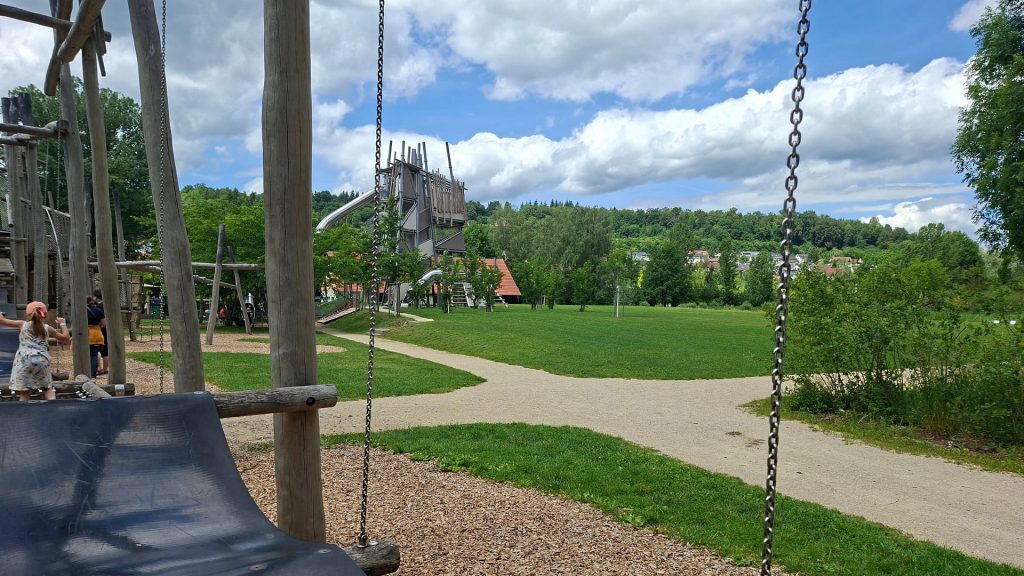 Große Spiellandschaft mit Kletterelementen und Rutsche im Brenzpark Heidenheim.