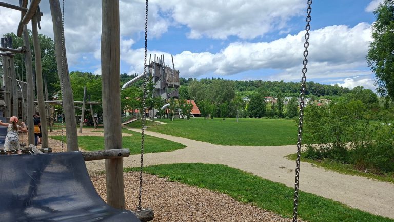 Große Spiellandschaft mit Kletterelementen und Rutsche im Brenzpark Heidenheim.