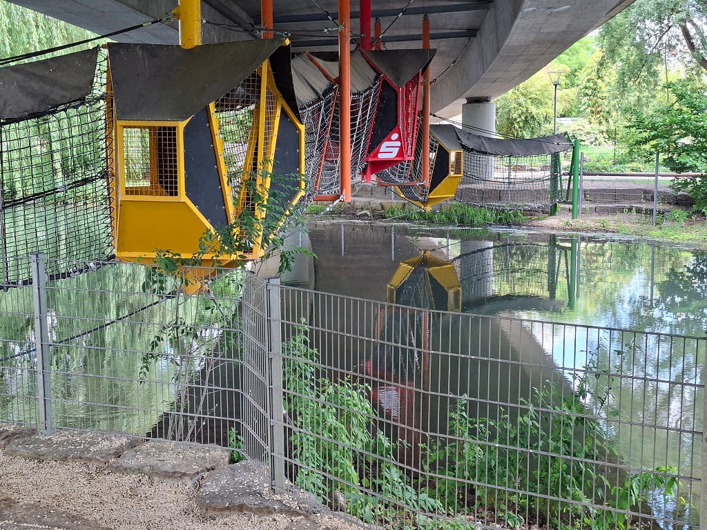 Seilklettergarten mit Netzen und Kletterelementen unter der Seewiesenbrücke.