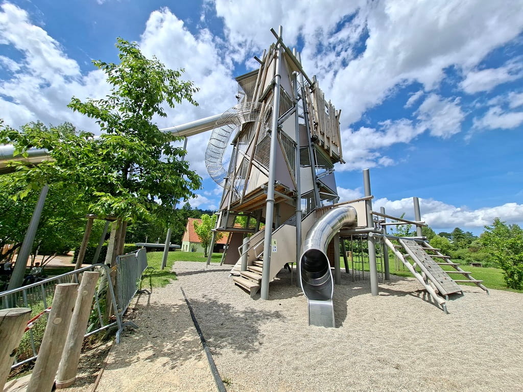 Hoher Spiel- und Aussichtsturm mit Kletterelementen und Röhrenrutsche im Brenzpark Heidenheim.