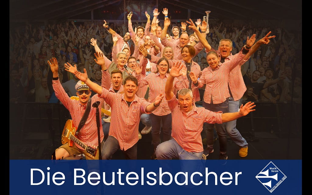 Die Beutelsbacher in rot karierten Hemden mit erhobenen Händen auf der Bühne.