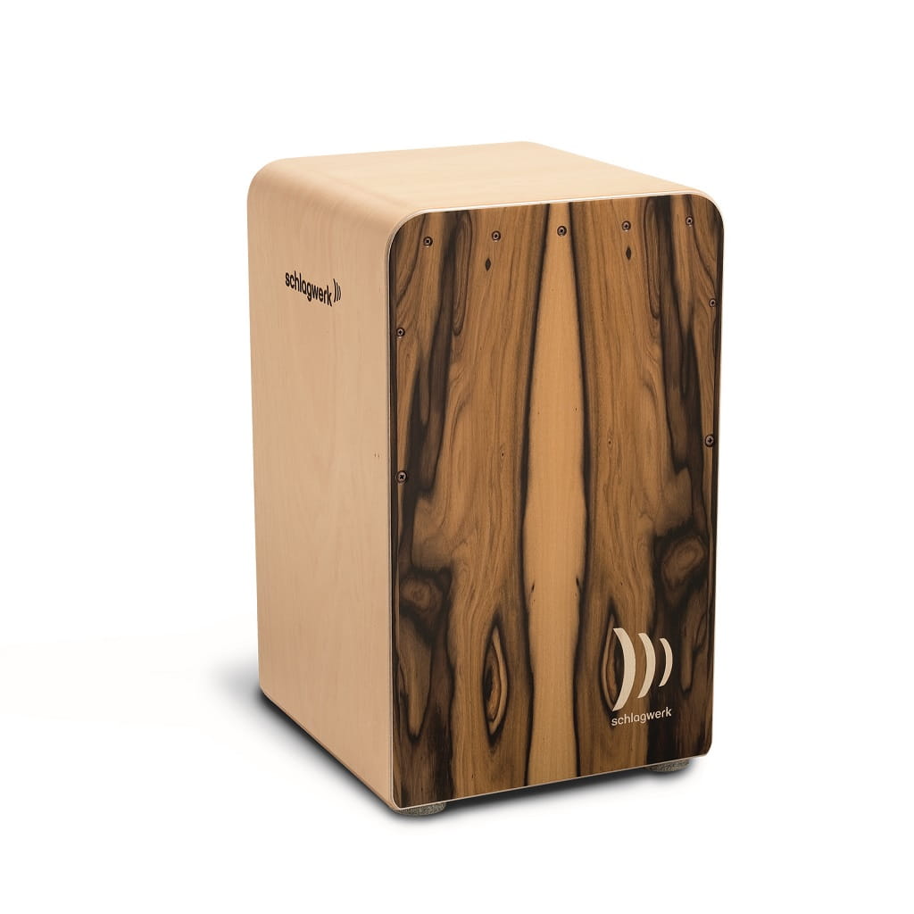 Cajon von Schlagwerk mit Holzmaserung vor weißem Hintergrund als Instrument für den Cajon-Workshop auf dem Hohenstaufen.