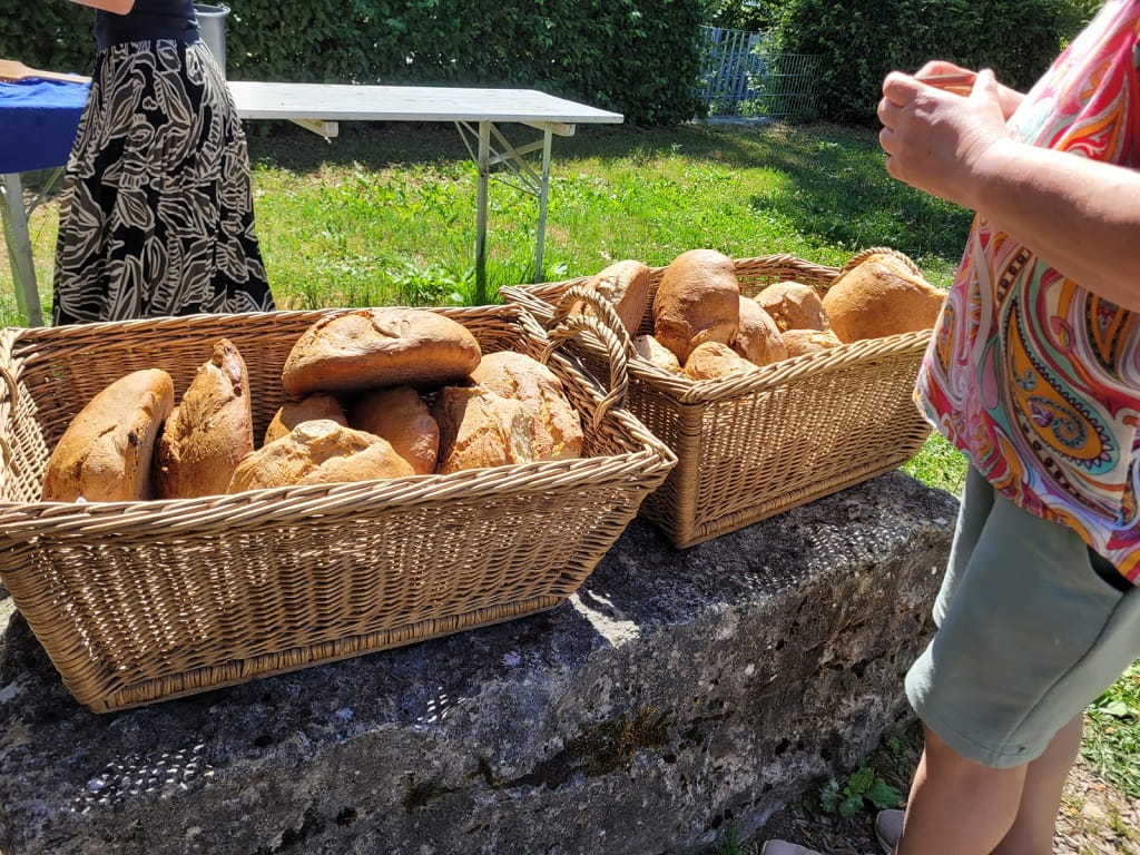 Frisch gebackene Brote beim Brotbacken auf dem Hohenstaufen