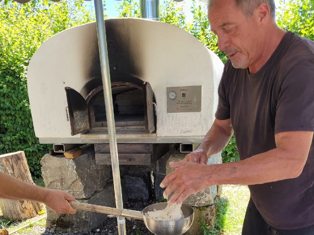 Andy Schweickert beim Brotbacken am Holzbackofen auf dem Hohenstaufen