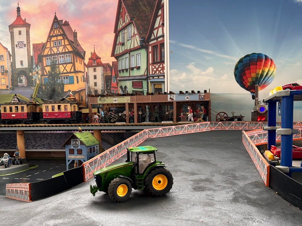 Ferngesteuerter Modelltraktor von Traktorwilli, einer Attraktion bei Göppingen spielt 2026