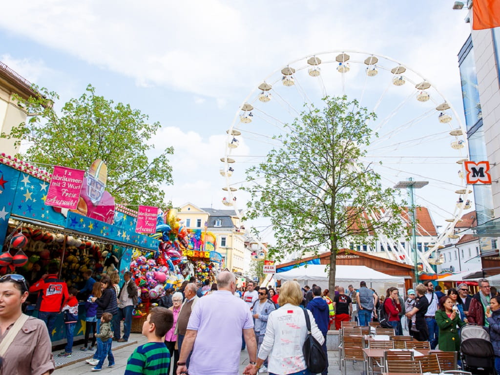 Gut besuchter Göppinger Frühling mit Riesenrad, Marktständen und Fahrgeschäften in der Göppinger Innenstadt.