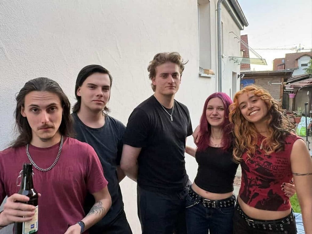 Die fünfköpfige Göppinger Heavy-Metal-Band Hellraisers bei einem Gruppenfoto.