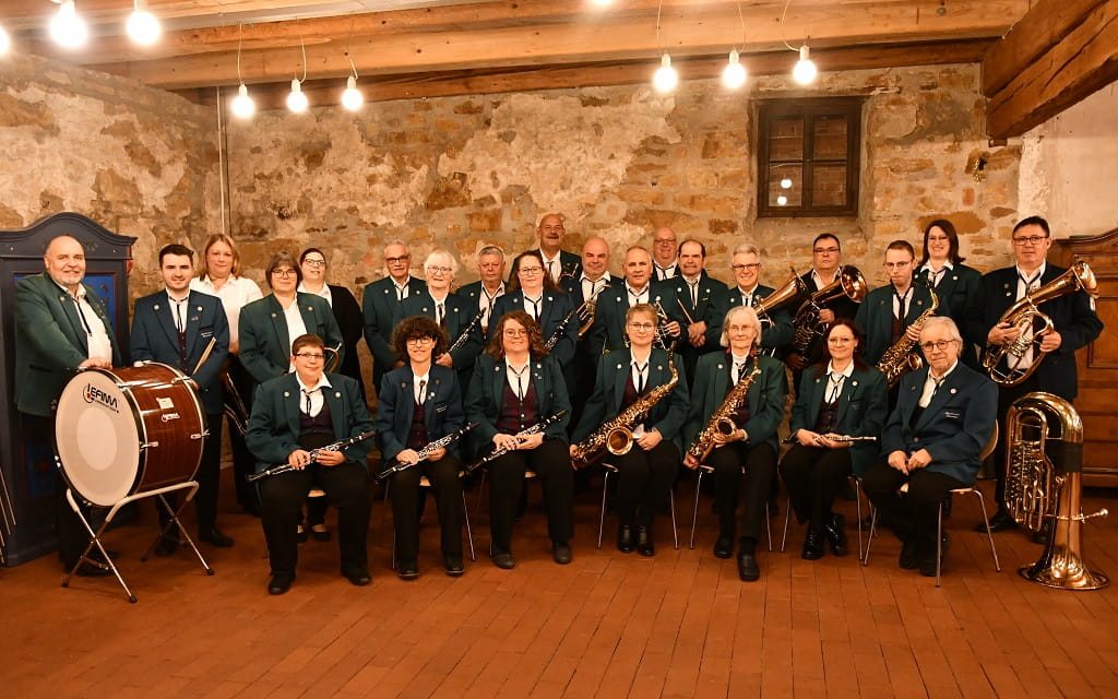 Aktuelles Gruppenbild des Musikvereins Faurndau mit Musikerinnen und Musikern im Alten Farrenstall.