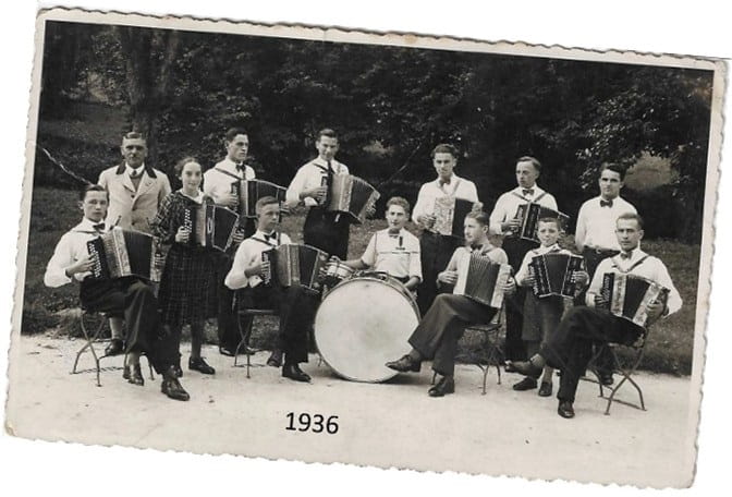 Musikverein Faurndau im Jahr 1936 mit historischen Instrumenten.