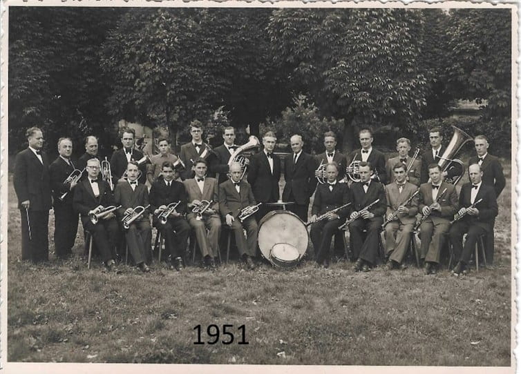 Musikverein Faurndau im Jahr 1951 mit Musikern und Blasinstrumenten.
