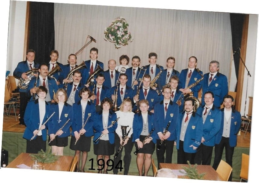 Musikverein Faurndau im Jahr 1994 mit Musikerinnen und Musikern in Uniform.