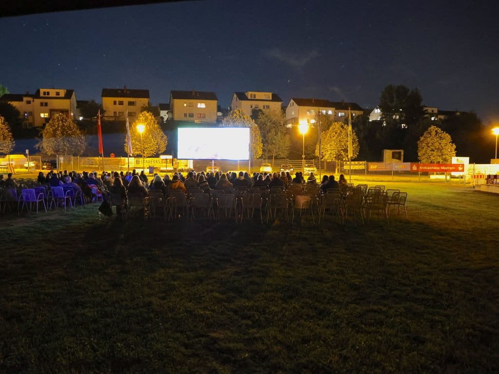 Publikum vor der Leinwand beim Open-Air-Kino der FerienKultur Rechberghausen