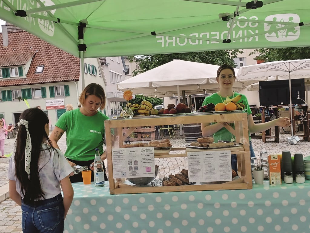 Jugendkulturtage Göppingen 2026: Stand des Café Restlos mit geretteten Backwaren und Obst.