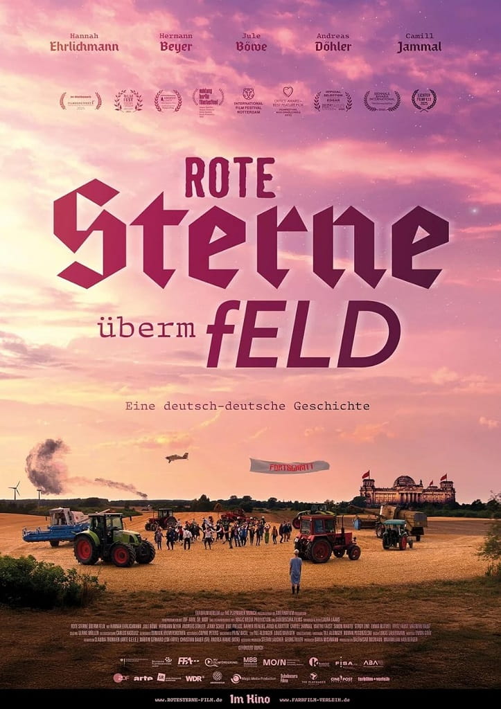 Filmplakat zu „Rote Sterne überm Feld“ bei Film im Schloss 2026 mit Menschen, Traktoren und ländlicher Szenerie unter rosa Himmel