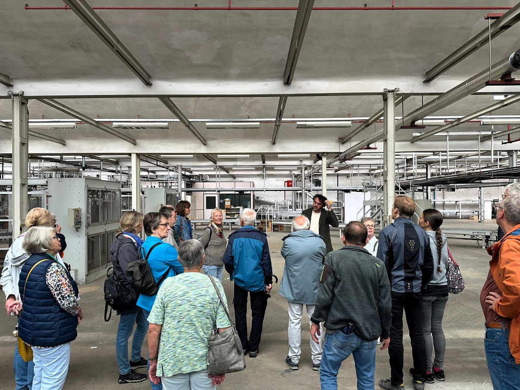Besuchergruppe bei einer Führung durch eine Produktionshalle im Rahmen des Sommers der VerFührungen 2026.
