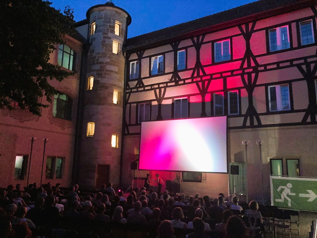Film im Schloss 2026 im beleuchteten Göppinger Schlosshof mit Leinwand und Publikum
