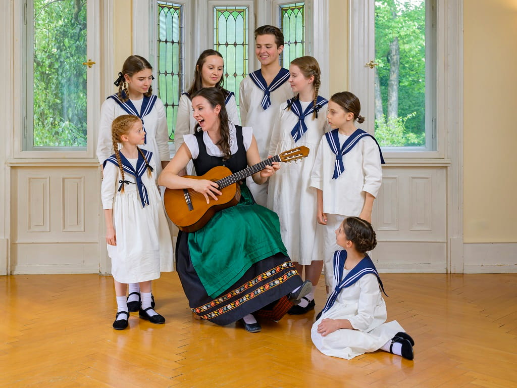 Vanessa Maria Looss als Maria singt und spielt Gitarre mit den sieben Kindern der Familie von Trapp
